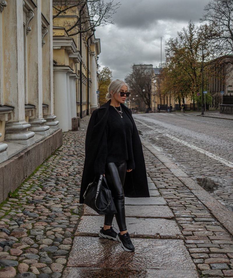 Aina mustissa