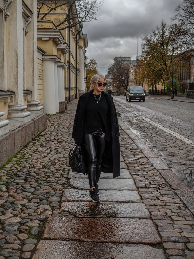 Aina mustissa