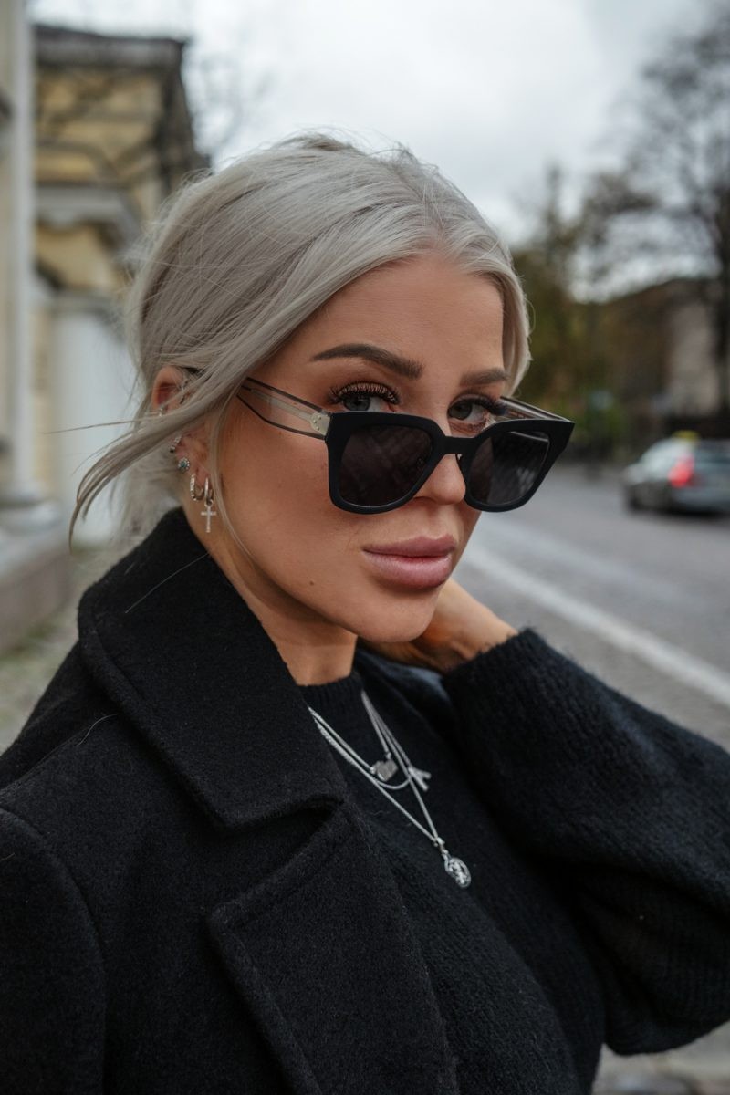 Aina mustissa