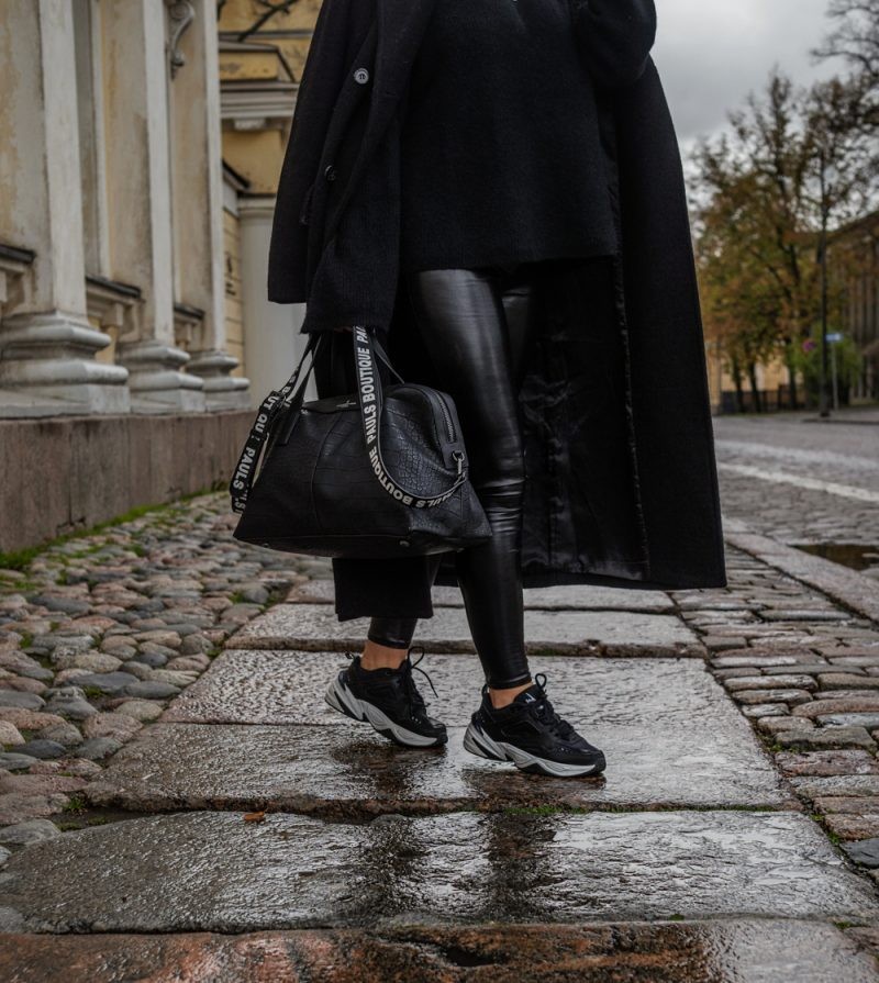 Aina mustissa