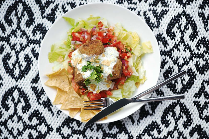 Falafel salaatti + ohje videolla