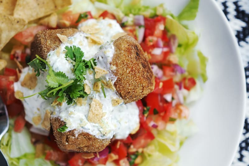 Falafel salaatti + ohje videolla