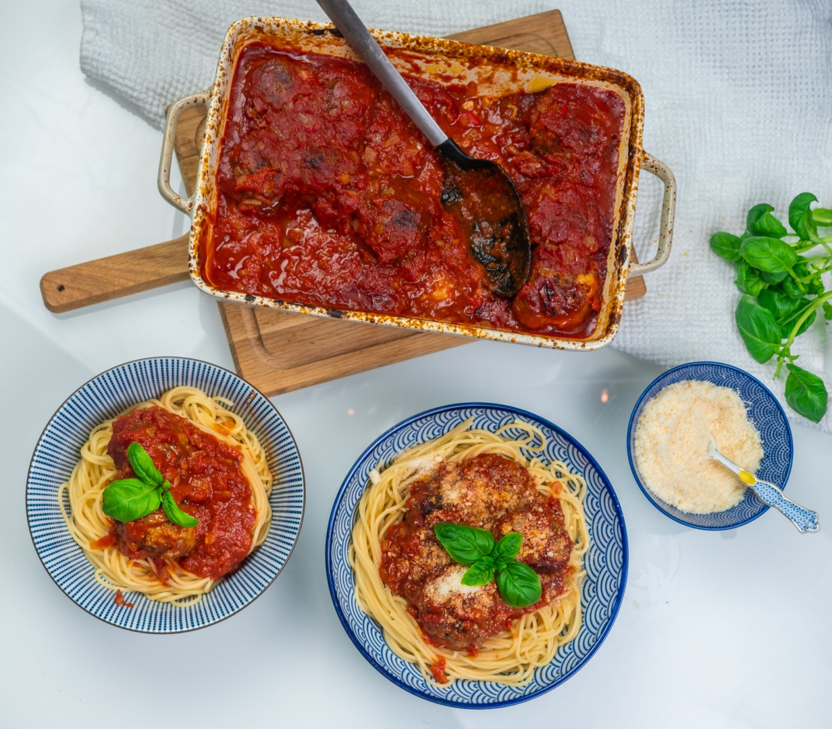 Lihapullat tomaattikastikkeessa ja mozzarella täytteellä