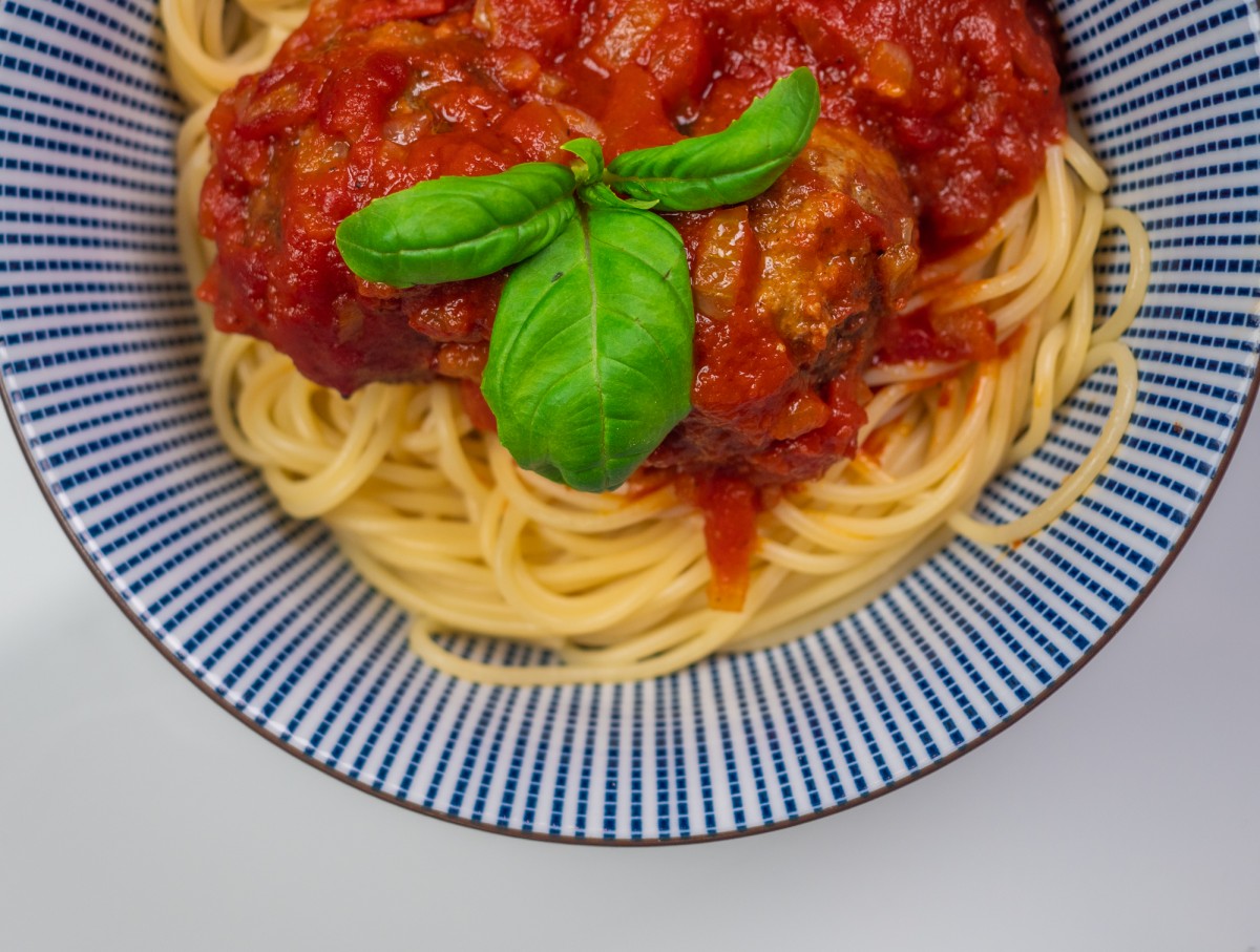 Lihapullat tomaattikastikkeessa ja mozzarella täytteellä