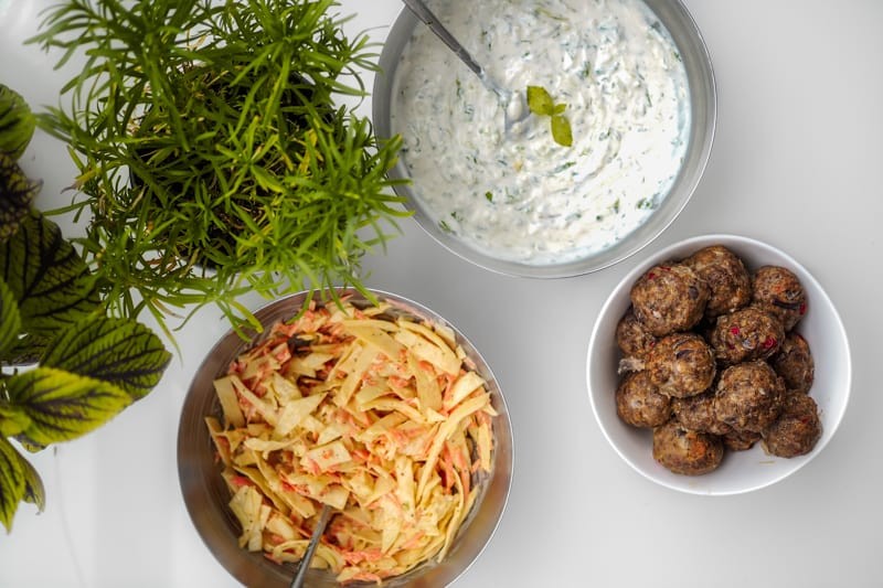 LIHAPULLAT, TSATSIKI & COLESLAW