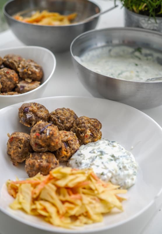 LIHAPULLAT, TSATSIKI & COLESLAW