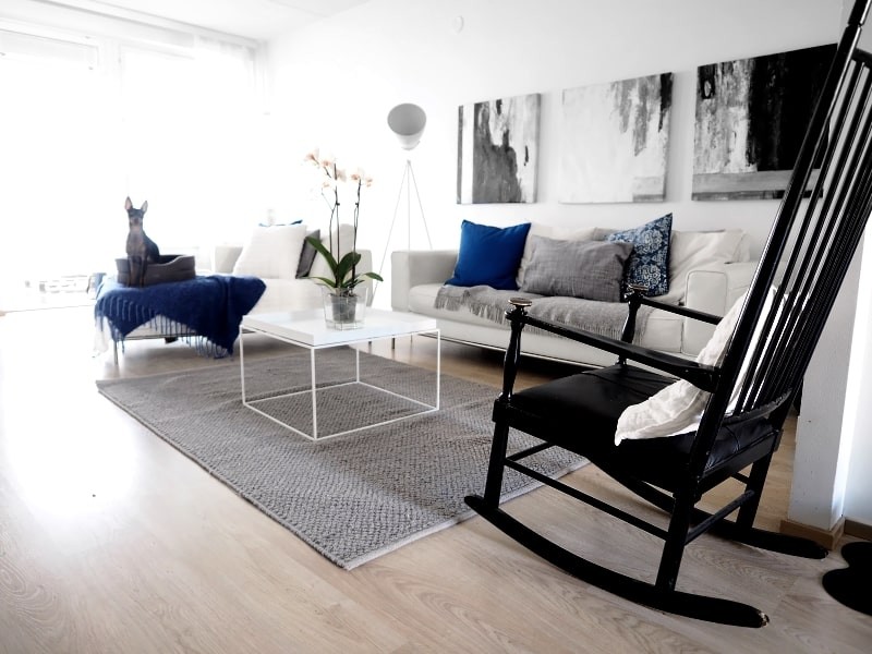 Olohuone, parveke ja vaatehuone
