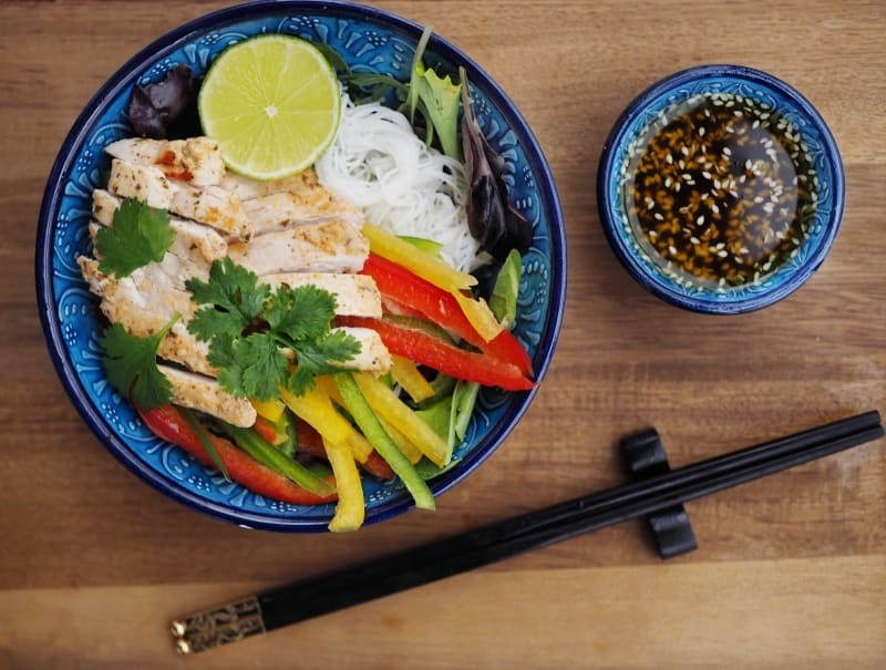 Riisinuudeli salaatti & sesam vinaigrette