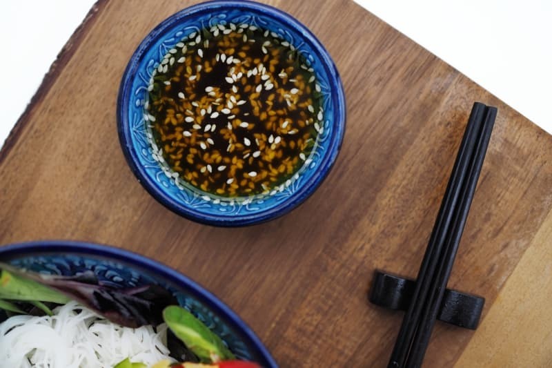 Riisinuudeli salaatti & sesam vinaigrette