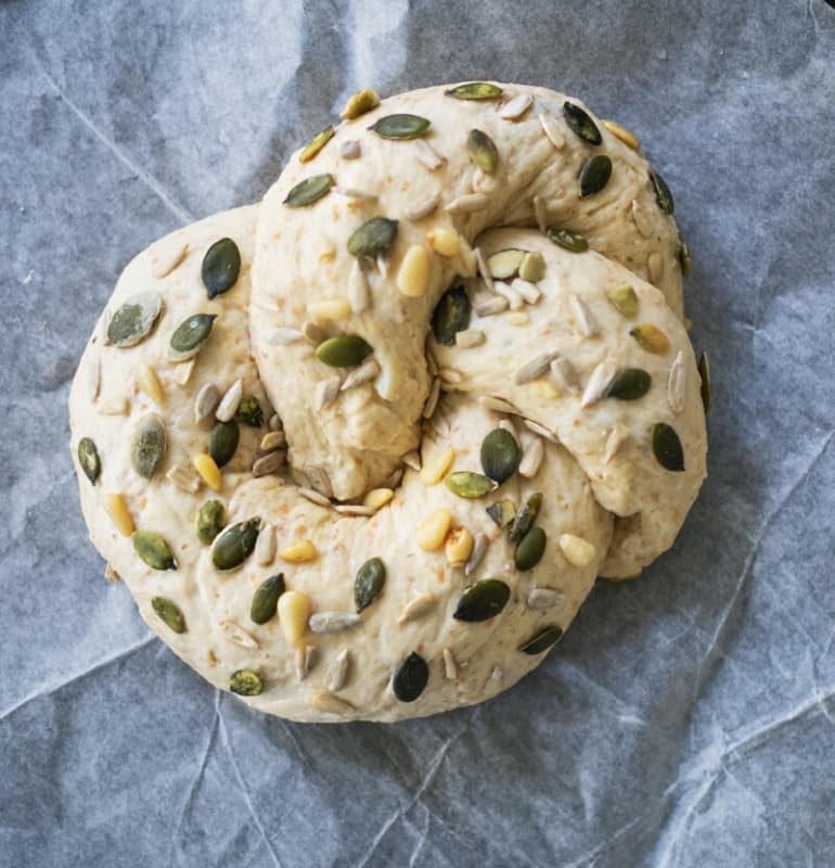 Täytetty solmuleipä