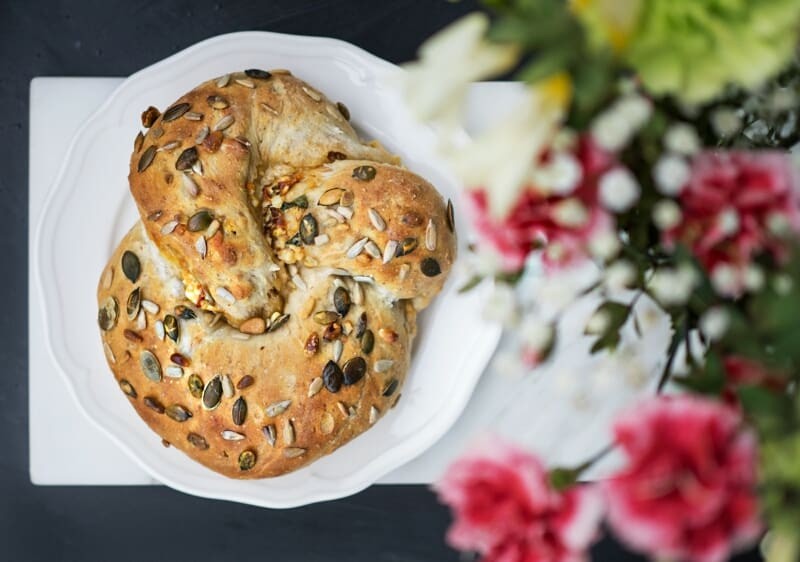 Täytetty solmuleipä