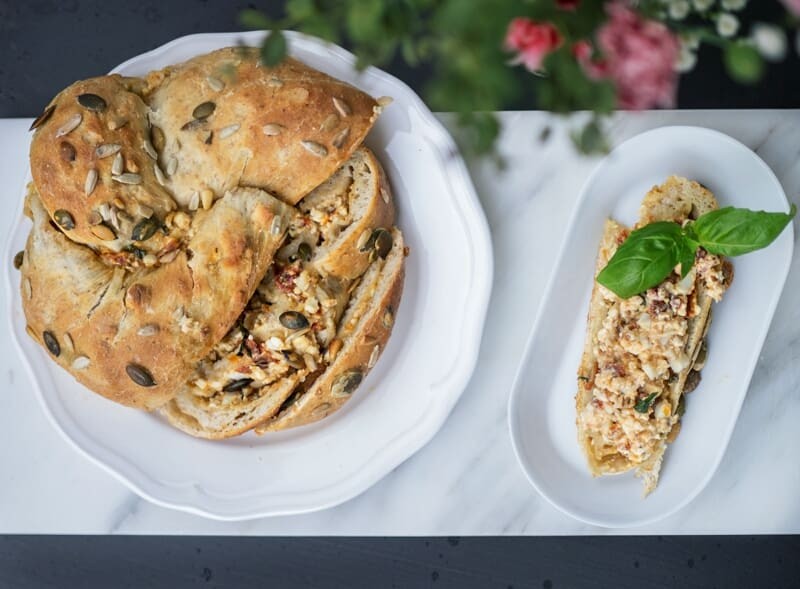 Täytetty solmuleipä