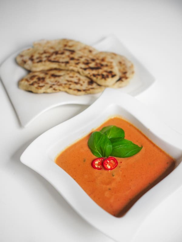Tomaattikeitto ja naanleipä