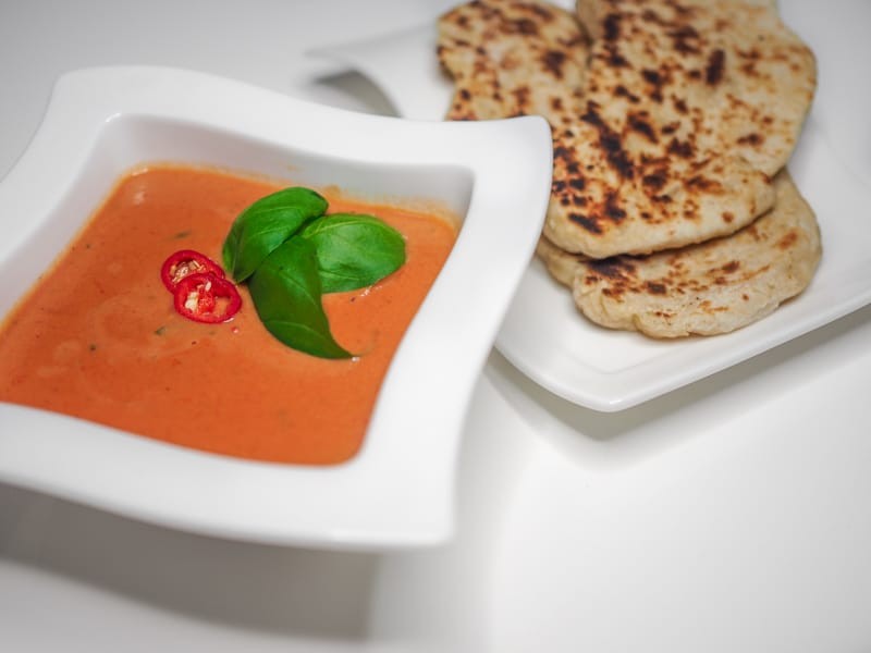Tomaattikeitto ja naanleipä